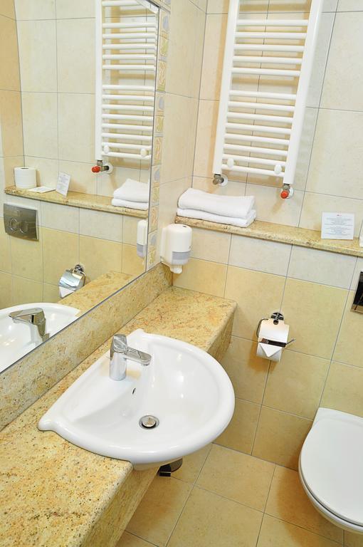 Ahotel Czechowice-Dziedzice Zimmer foto